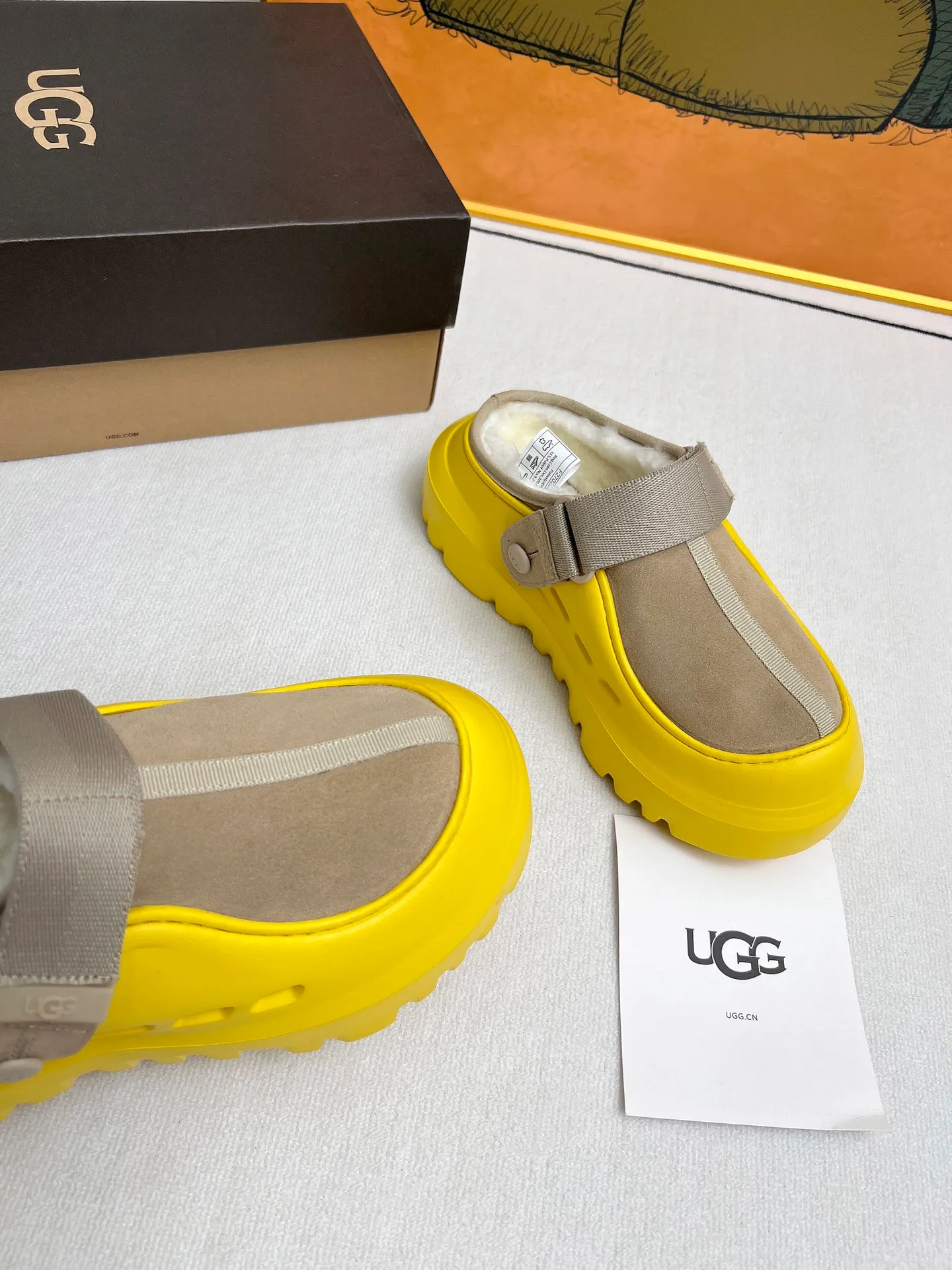 p500🐮🐮 (same style for men and women) UGG 2025 new small potato, half drag and one kick to unlock the relaxed feeling, lightweight and thin sole, always light and fashionable, casually stepping out of the new style, it feels very UGG, classic suede with soft wool lining insole, rubber foam outsole, hot stamped logo ✅Color: bright green, bright yellow, maroon, black ✅Number of codes: 35 to 45 (synchronized with the official website)